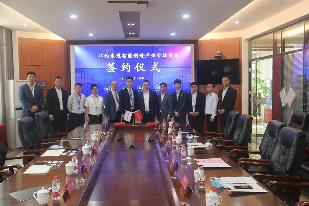yh1122银河国际签约合影留念
